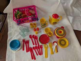 Play dishes and food