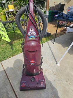 Working vacum. Pick up. 5 dollars just needs Bags