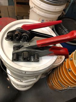Plastic banding tool