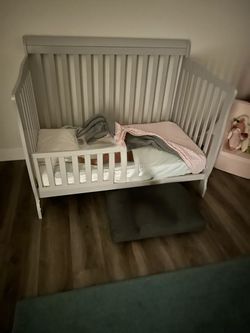 Crib/convertible bed