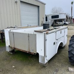 9’ Fiberglass Service Bed $250