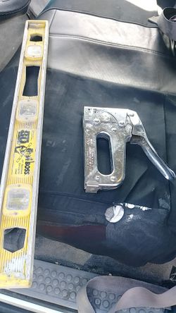 Nivel y engrapadora en buenas condiciones