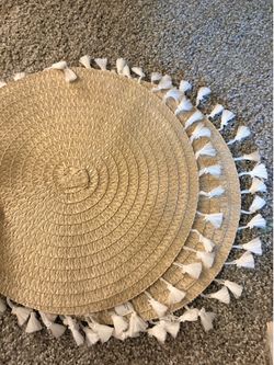 2 Round placemats