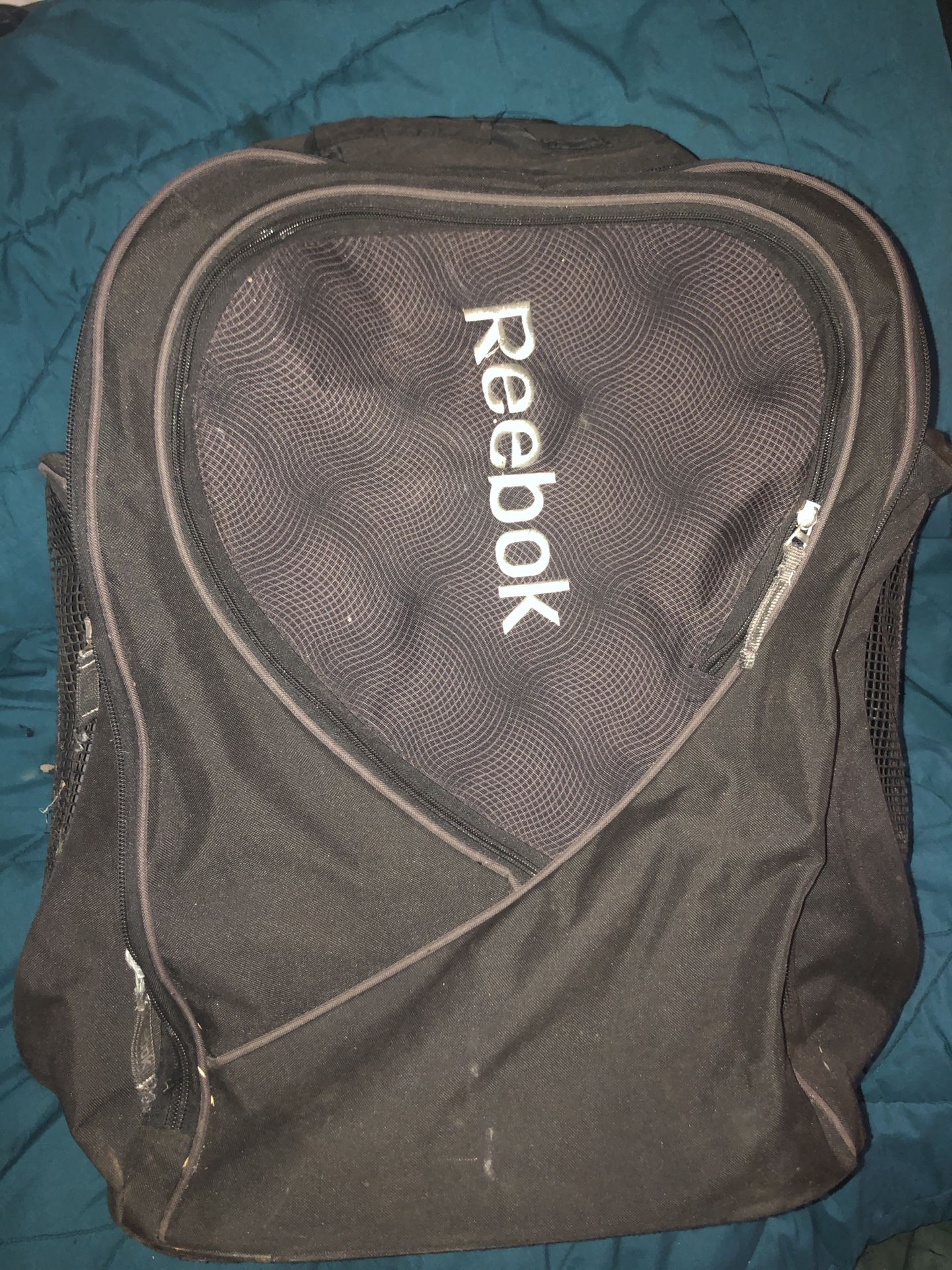 Reebok 10K Wheeled Backpack Hockey Gear Bag 30$ Obo