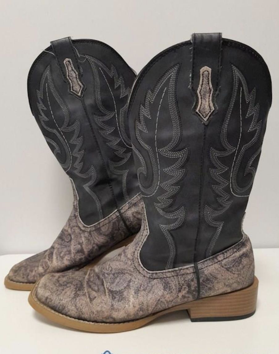 Woman’s Ropers 8.5 Cowgirl Boots. 