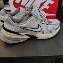 $60 NIKE V2K RUN SIZE 10.5