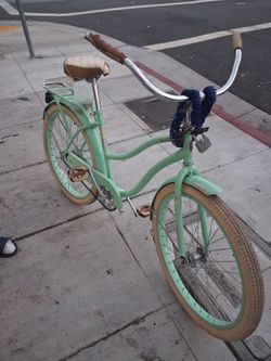 Huffy woman's beach cruiser.....practically new..$100