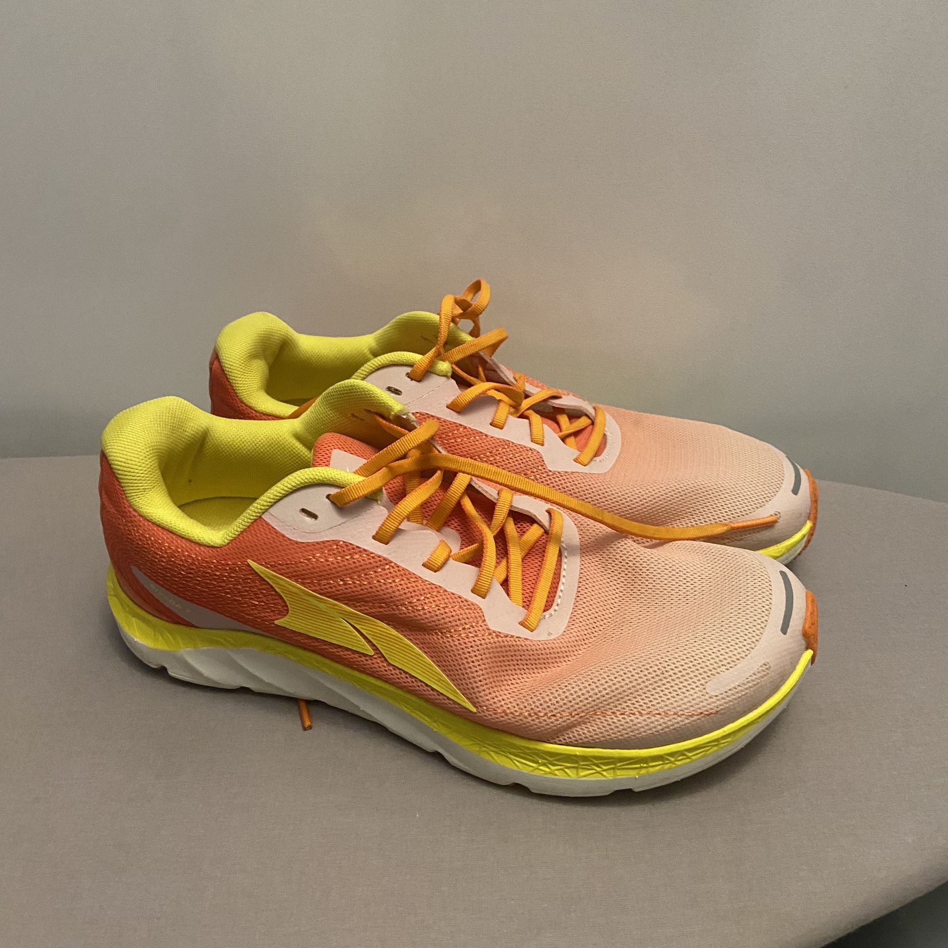 Altra Rivera 2 Women's Road Running Shoes Size 9 Coral Yellow Like New