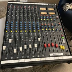 Soundcraft Series 200B 24-Channel 4-Bus Mixing Console 