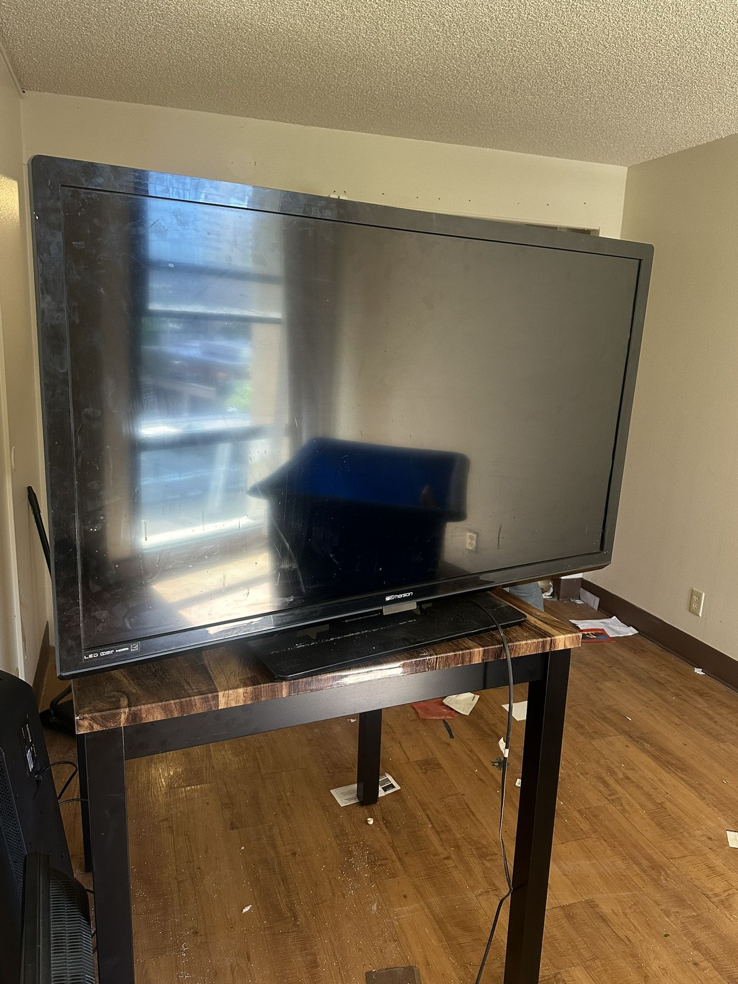 50” Emerson TV
