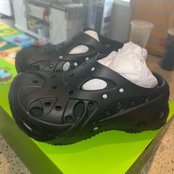 WOMEN'S CAGED CLOG 7
