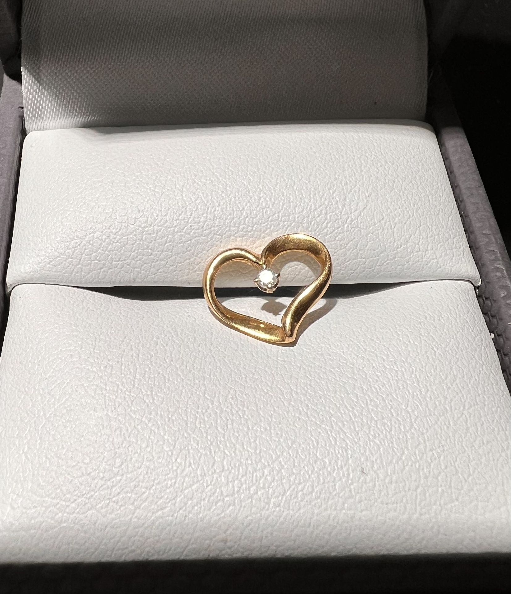 Beautiful solid 14k yellow gold pendant heart with a real diamond