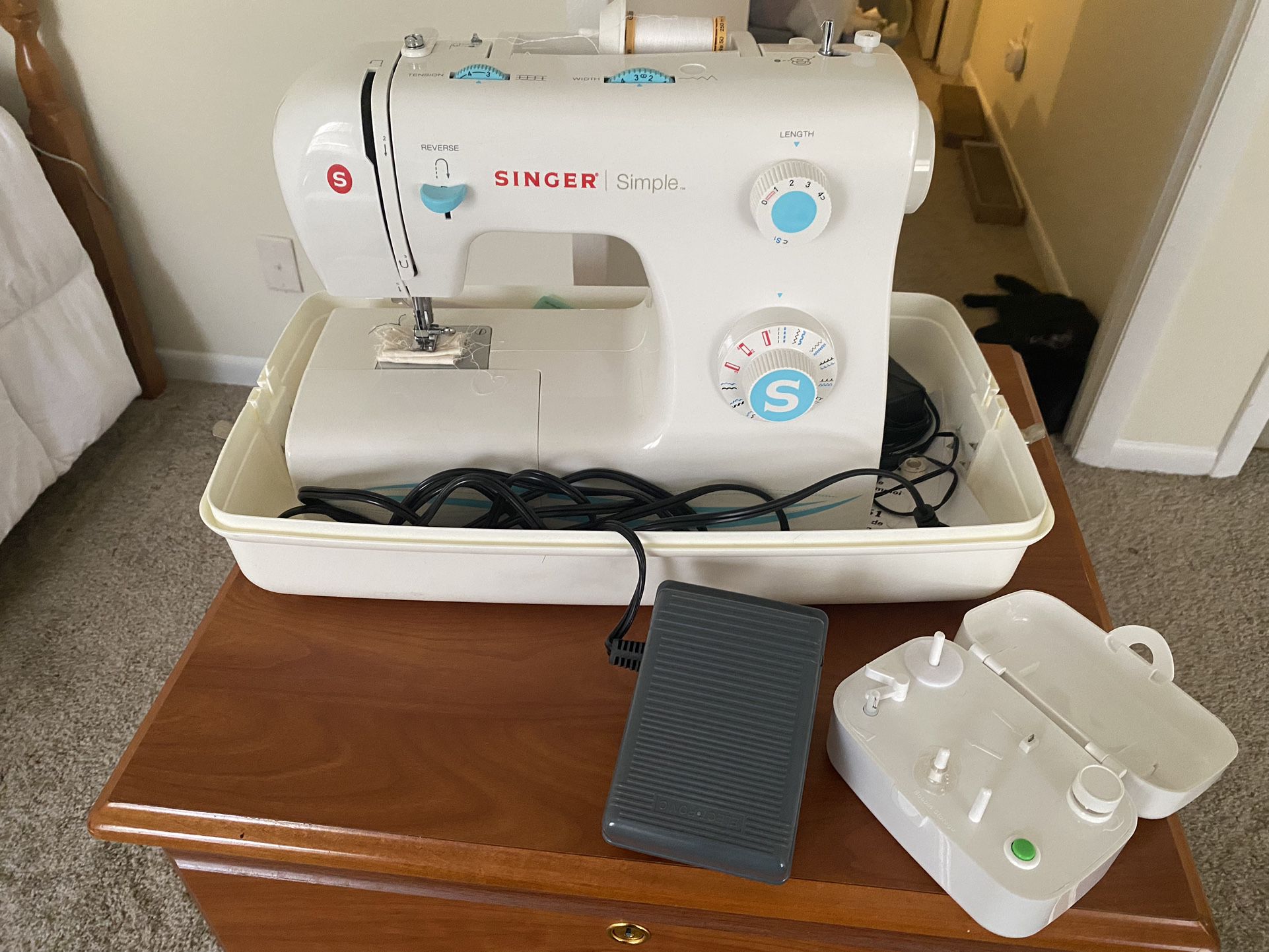 Singer Sewing Machine With Carrying Case