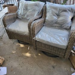 2 Outdoor Swivel Patio Chairs