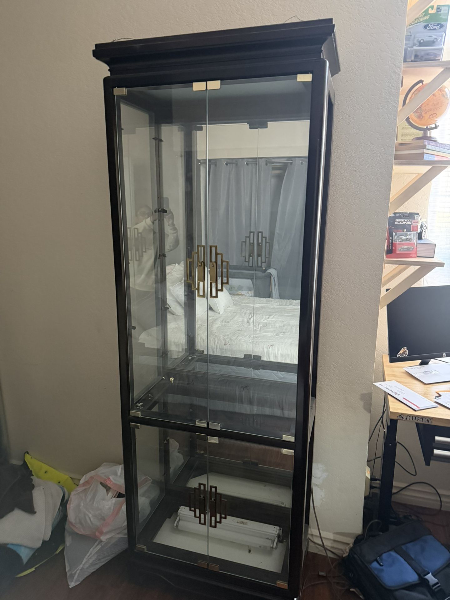 Show Case With Light In Top And Bottom