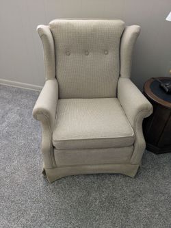 Wing Back Chair.  Good Condition.  Off white.