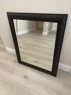 Wall Mirror (33.5”x 27.25”)