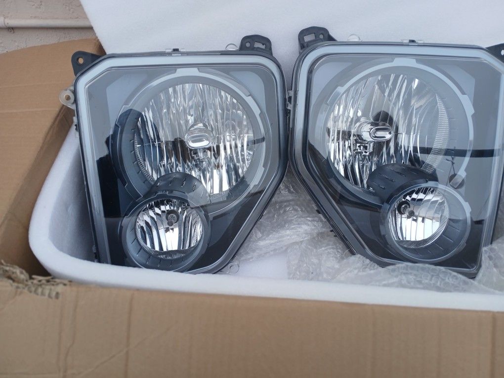 NEW IN BOX 2008-2012 JEEP LIBERTY PAIR HEADLIGHTS