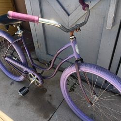 SCHWINN.  Beach Cruiser.        26"tires 