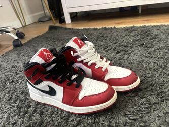 Air Jordan Mid Chicagos