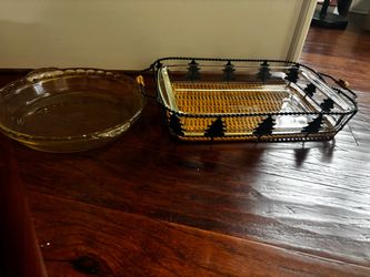 Vintage Pyrex glass pie and baking dish with tree rack