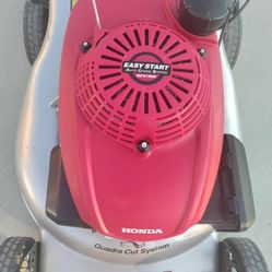 Honda self-propelled lawn mower starts right up runs perfect