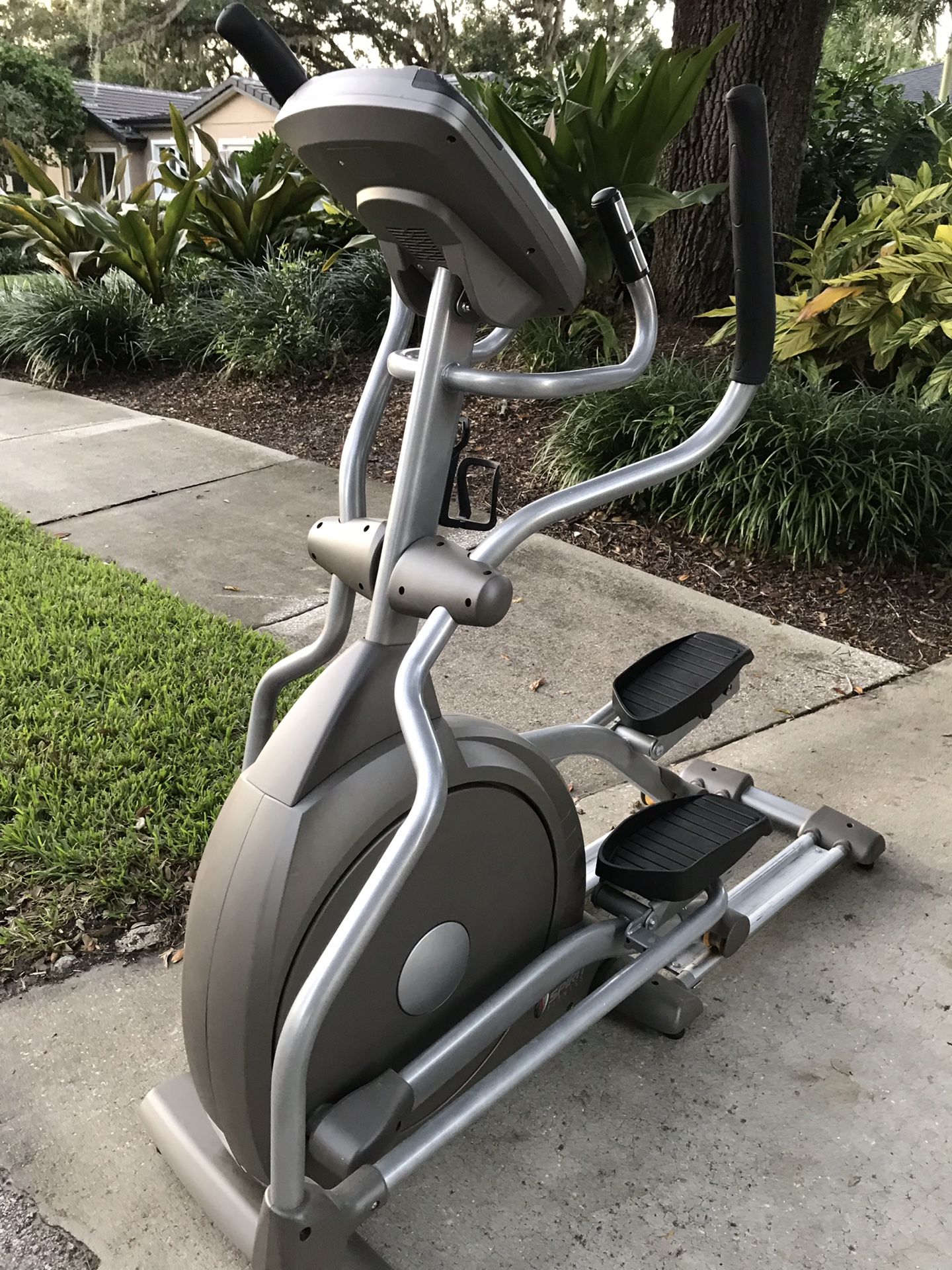 Spirit XE295 Elliptical Machine