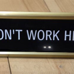 'I Don't Work Here' Desk Name Plate (7" X 3")