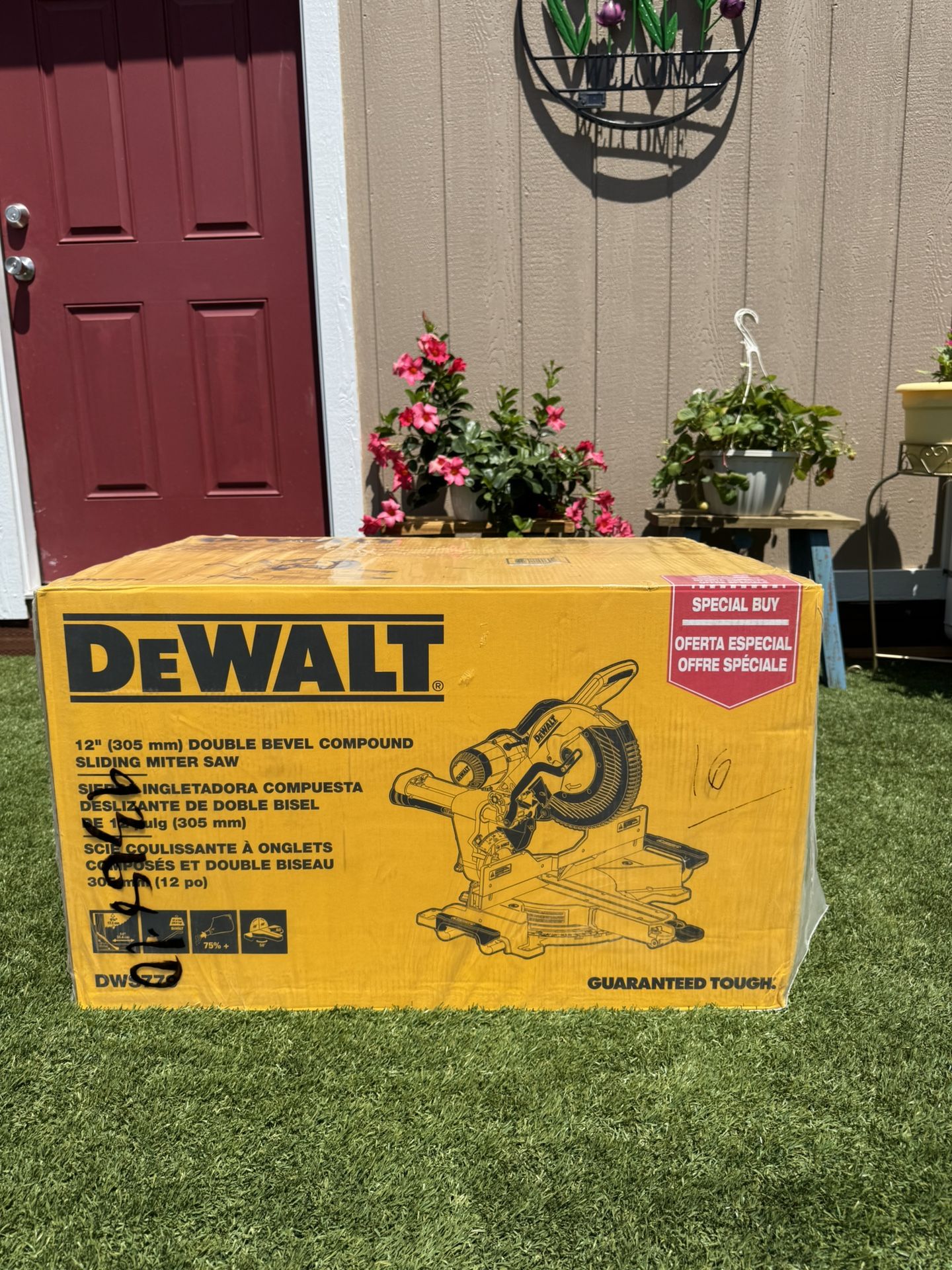 BRAND NEW !! IN SEALED BOX .. DEWALT 12” DOUBLE BEVEL COMPOUND SLIDING MITER SAW ! MODEL # DWS779