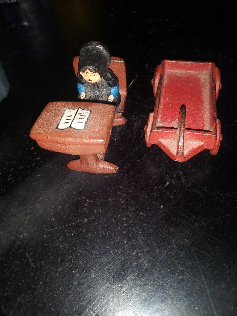 Vintage Amish Wilton Small Cast Iron Toy Figures