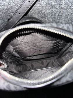 Michael Kors crossbody. See pictures for more info. Read Description