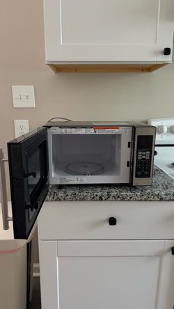 BLACK+DECKER 0.7 cu ft 700W Microwave Oven Black EM720CPN-P: Countertop, Small Dorm Microwave, Child Lock, 8 Programs