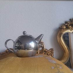 vantage antique silver Vintage Stainless Steel 
 teapot
 Pick up in fremont or ship.  Price is firm all sales are final,  cash only.
