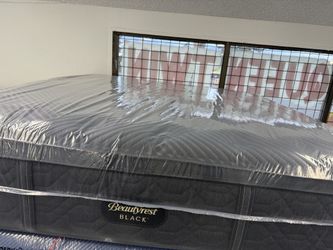 KING SIZE SIMMONS BEAUTYREST BLACK SERIES 2 (PLUSH) PILLOW TOP MATTRESS & BOX SPRINGS BED SET