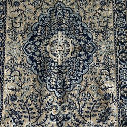 Beautiful traditional Area Rug - Excellent Condition