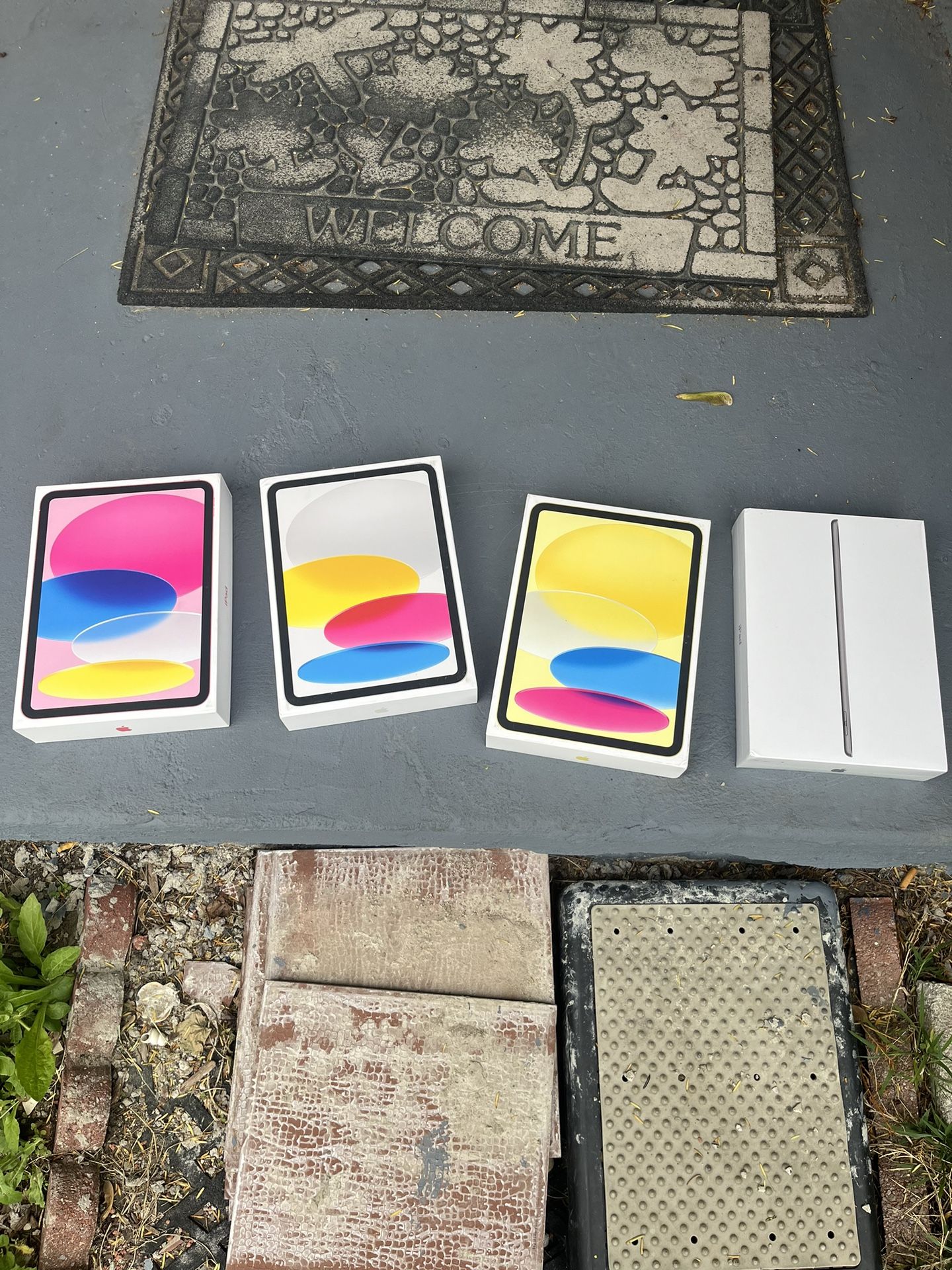 10th Generation iPads Never Used With WiFi 64gb