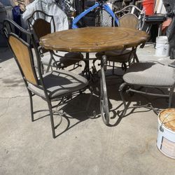 BEAUTIFUL PATIO TABLE WITH 4 CHAIRS 