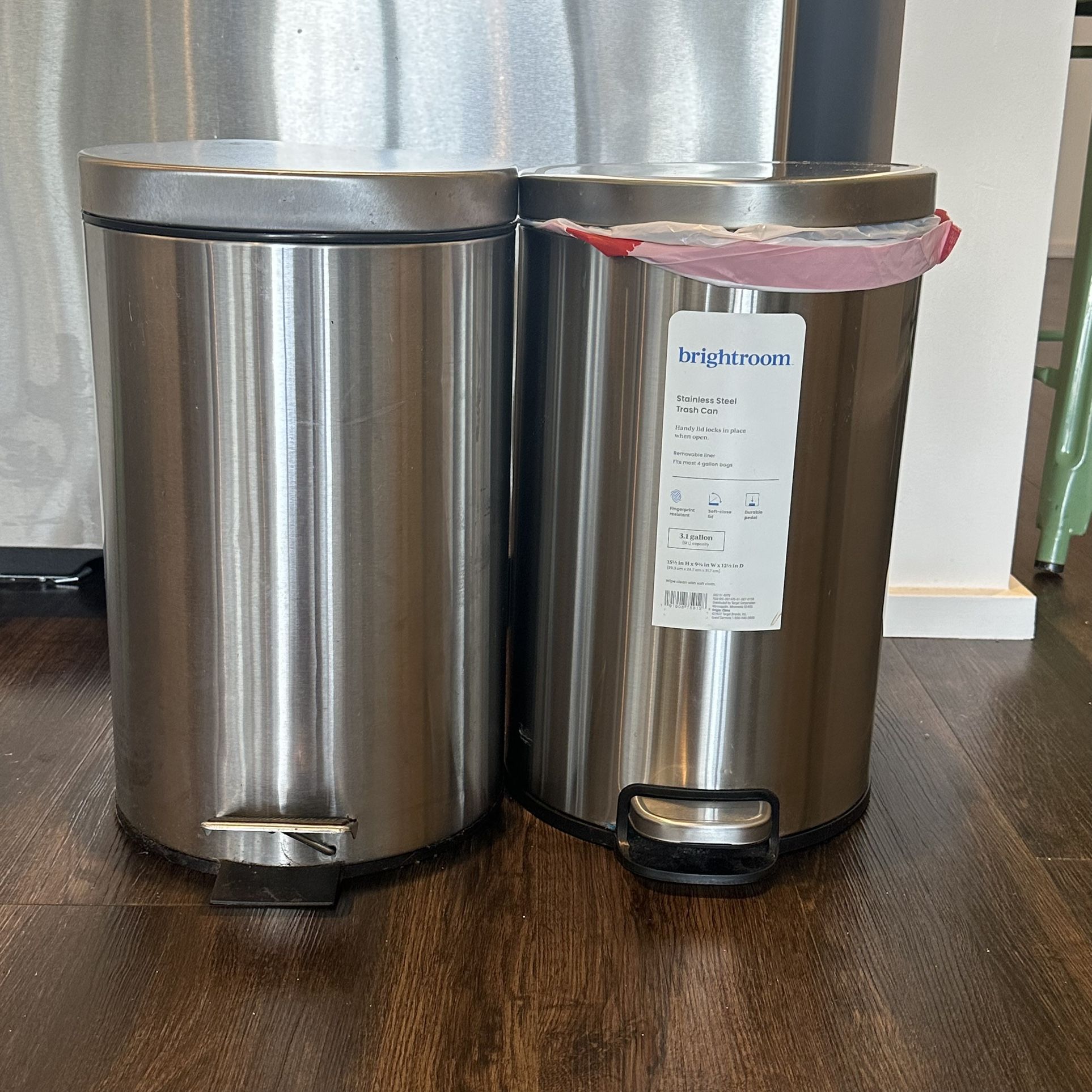 2 Trashcans