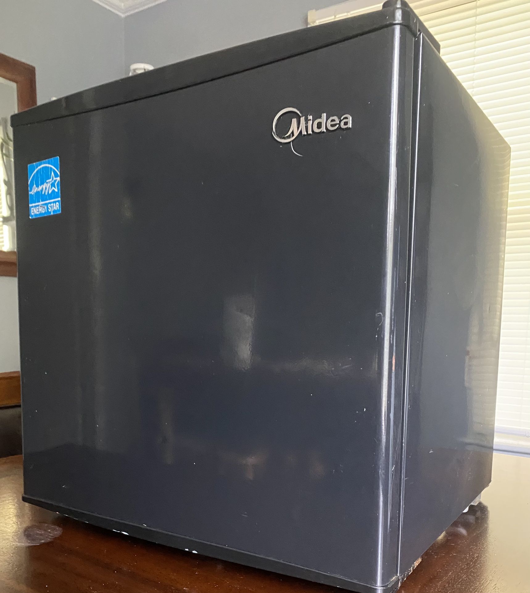 Midea WHS-65LB1 Compact Single Reversible Door Refrigerator, 1.6 Cubic Feet(0.045 Cubic Meter)