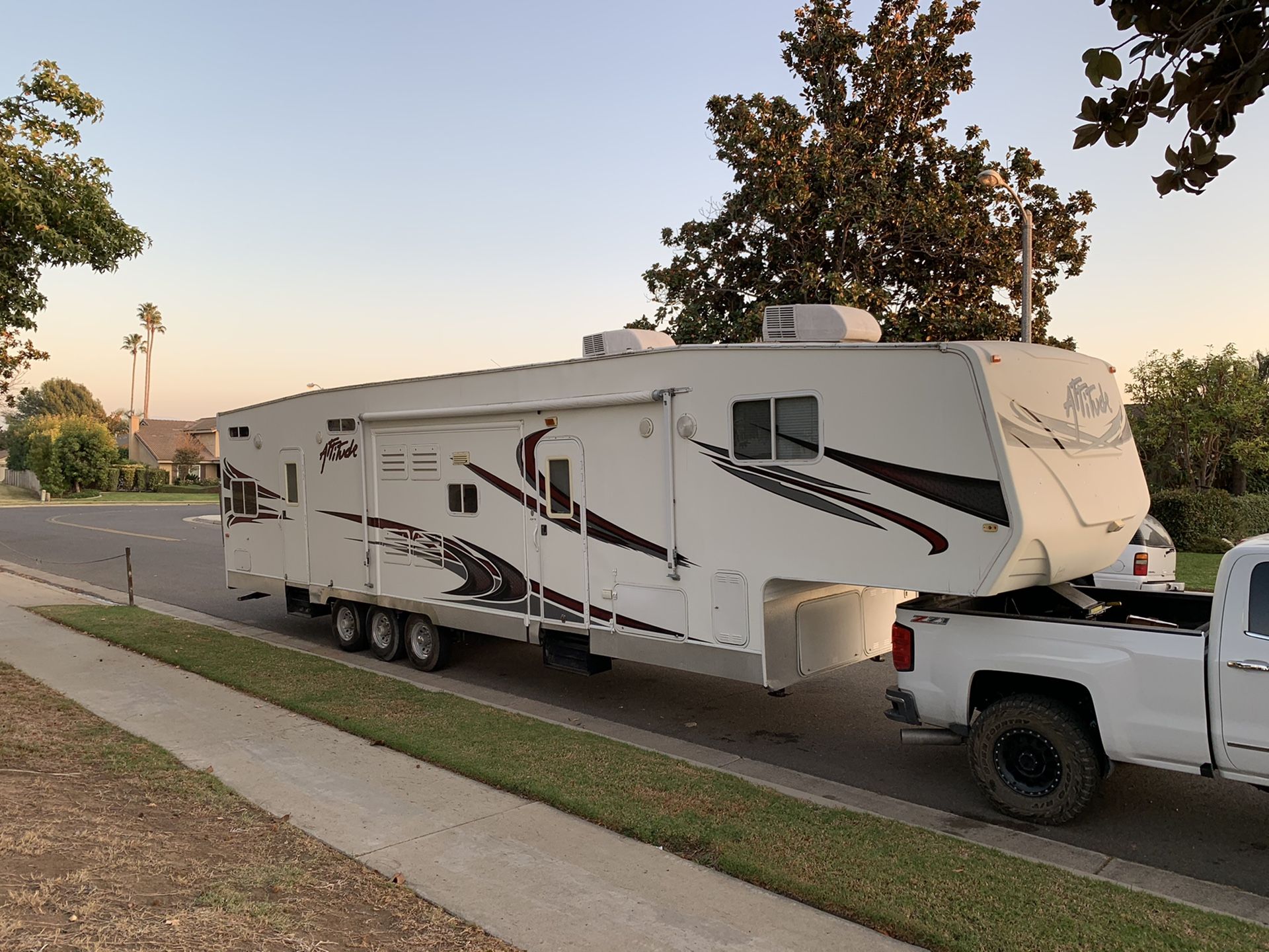 2007 Attitude F39TS 5th wheel Toy hauler trailer