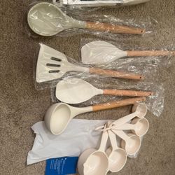 Silicone Cooking Utensils Set, 446℉ Heat Resistant  Kitchen Utensils Set with Wooden Handle for Nonstick Cookware, Kitchen Tools Spatula Whisk Tongs L