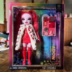 Shadow High Rosie Redwood Doll Set