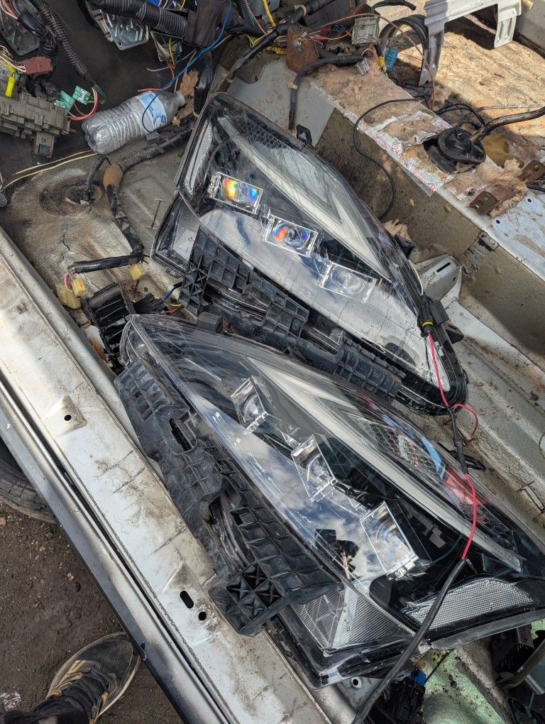 Lexus is 06-12 Headlights