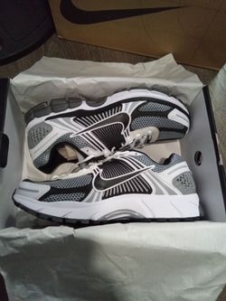 Nike Vomero 5 size 10.5