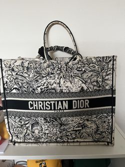 CHRISTIAN DIOR