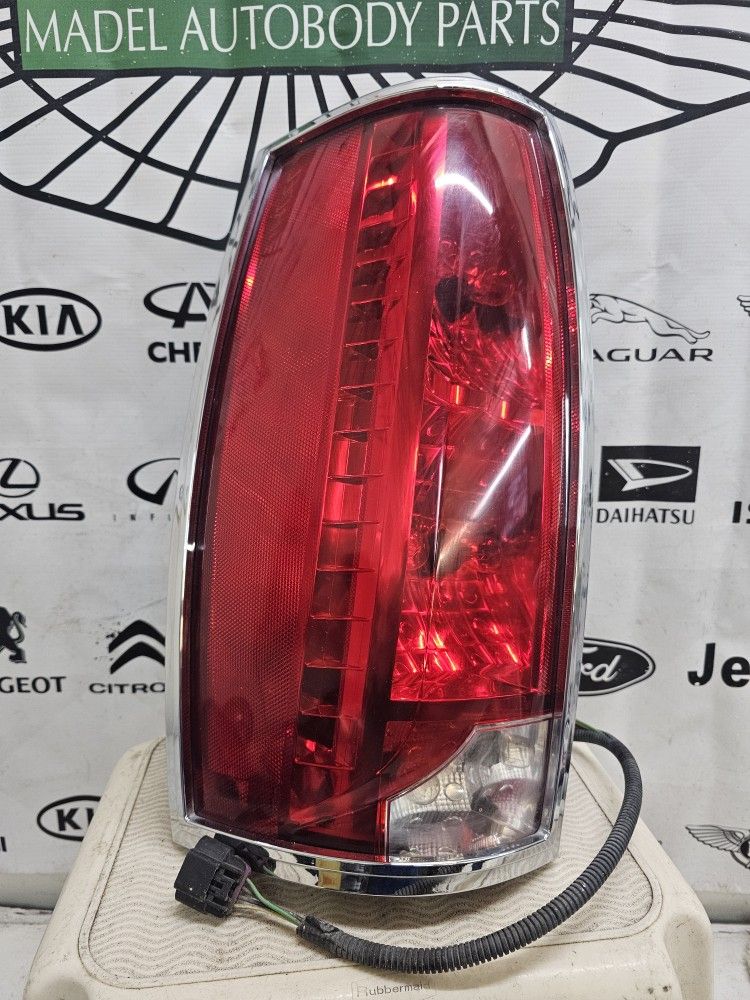 2007-2013 CADILLAC ESCALADE TAIL LIGHT OEM- LEFT DRIVER SIDE