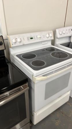 GE Electric Glass-Top Range — White, 4 burners, clean and ready
