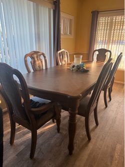 6 chair dinning table well kept