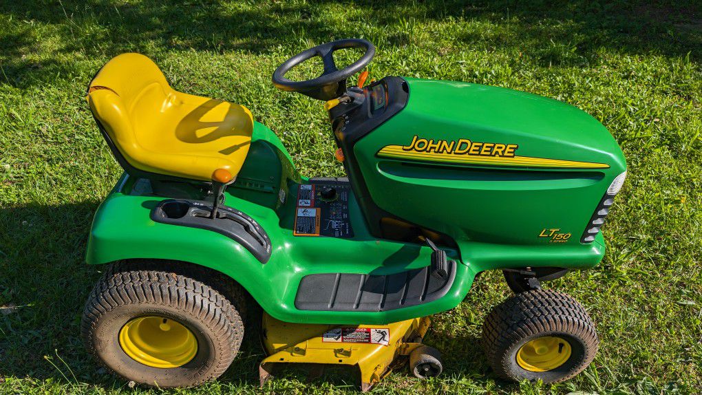 John Deere LT150 Riding Lawnmower