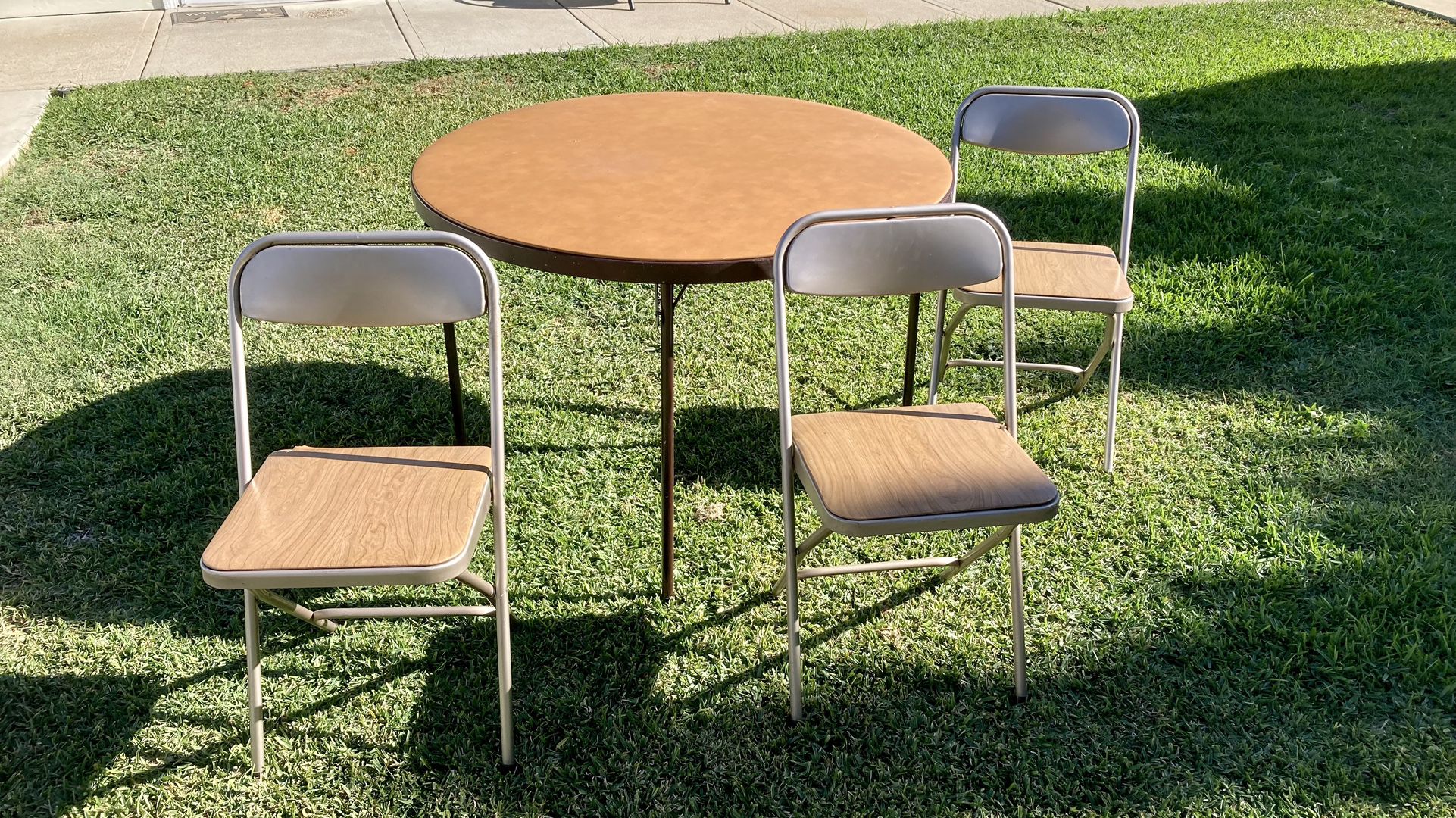 Samsonite Folding Metal Round Card Table- Has Padded Top & 3 Metal Chairs- **RARE**Vintage**